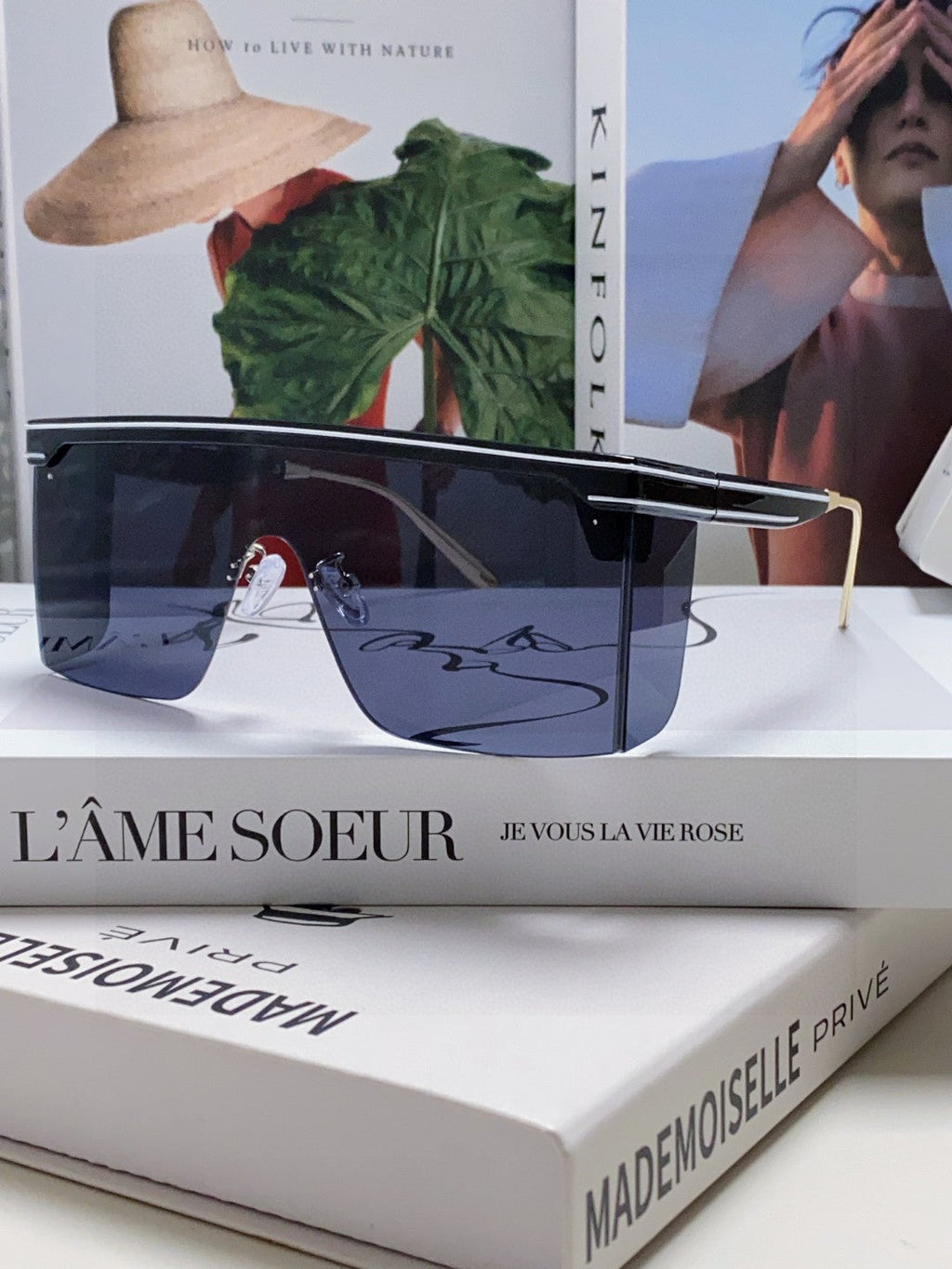 Large frame letter logo fashionable sunglasses