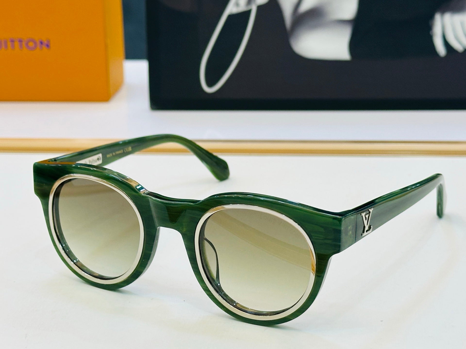 Fashionable round sunglasses