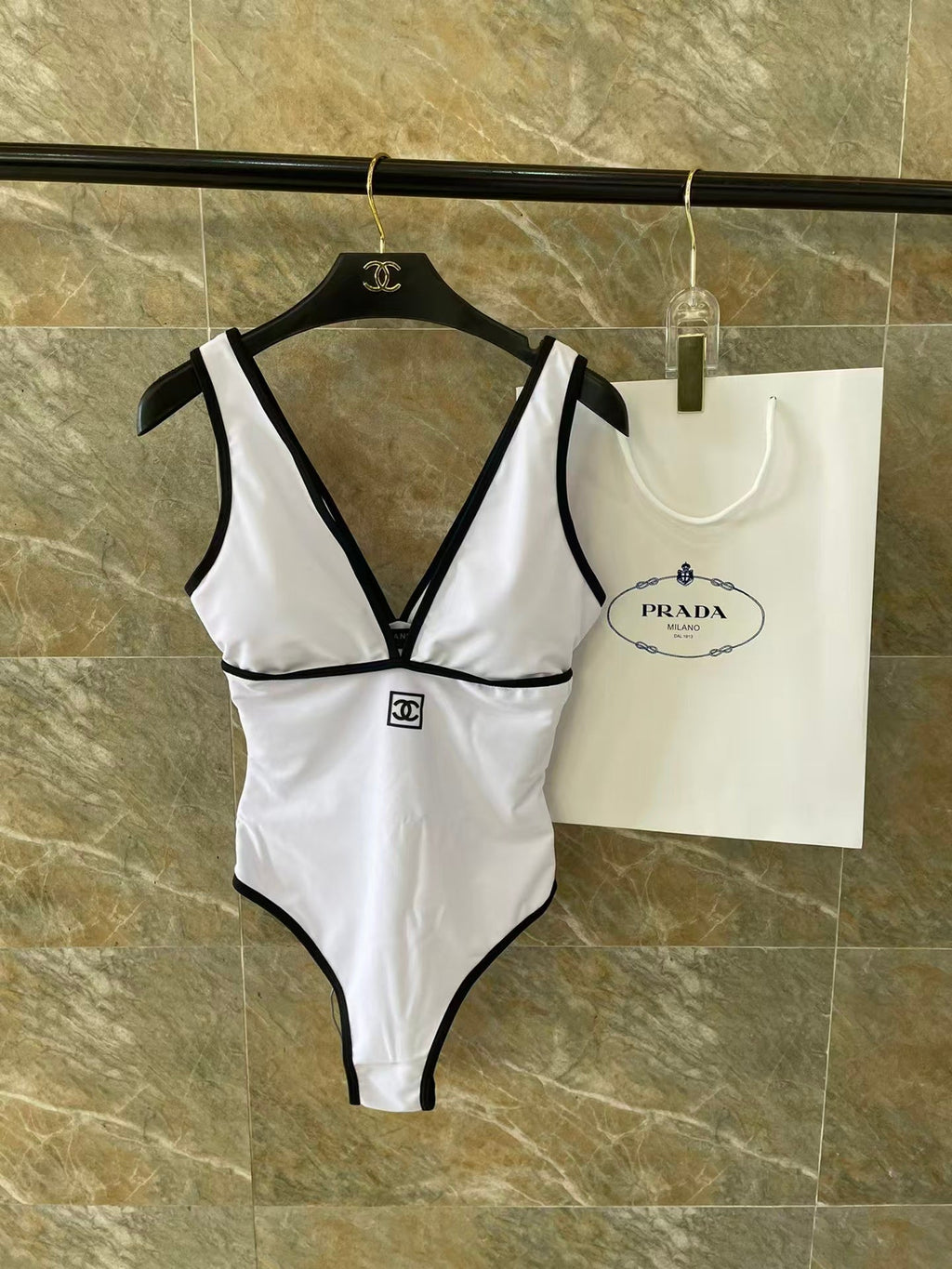 New backless one-piece swimsuit