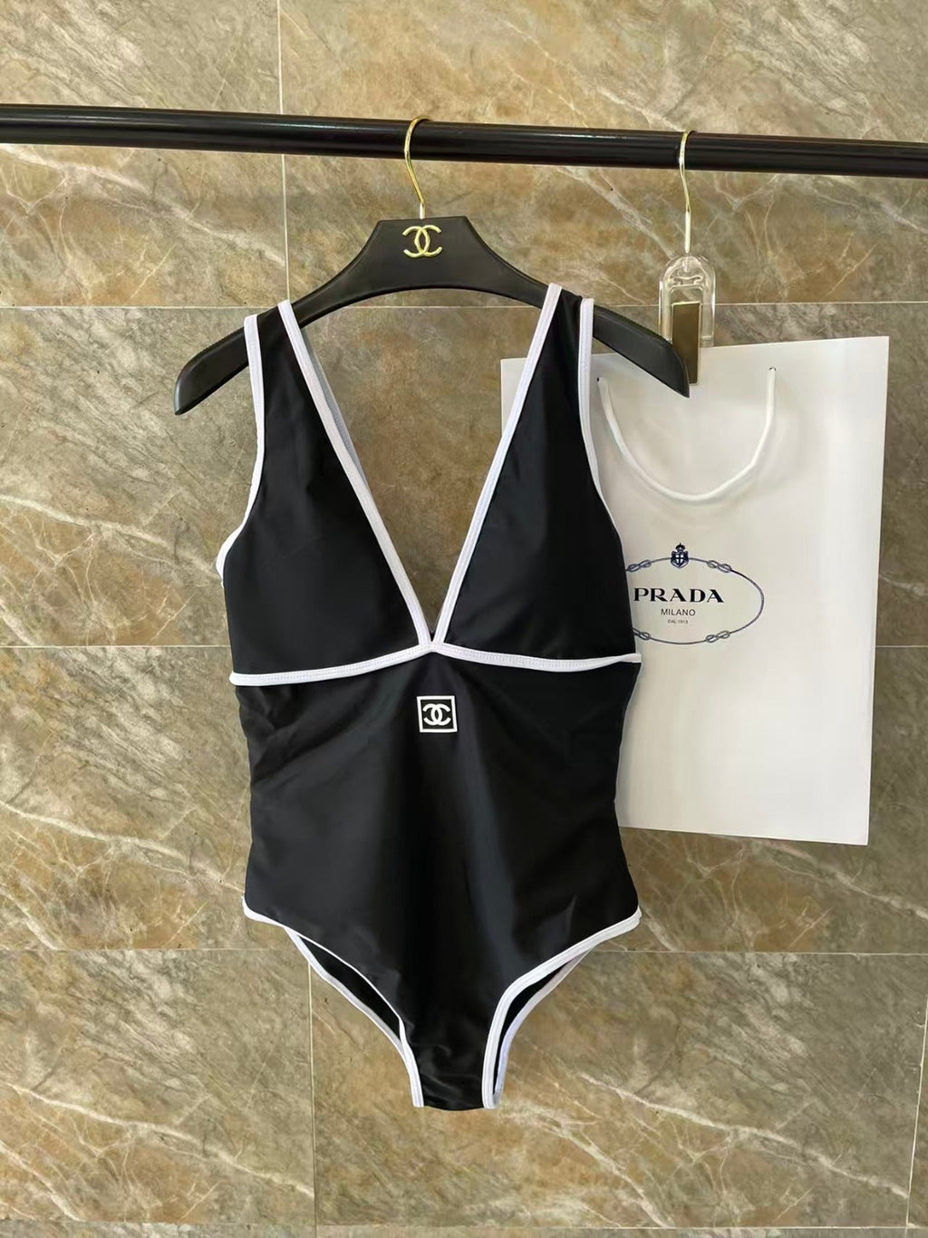New backless one-piece swimsuit