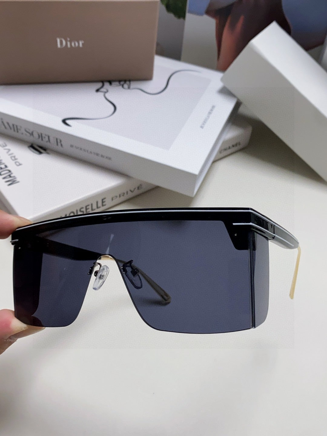 Large frame letter logo fashionable sunglasses