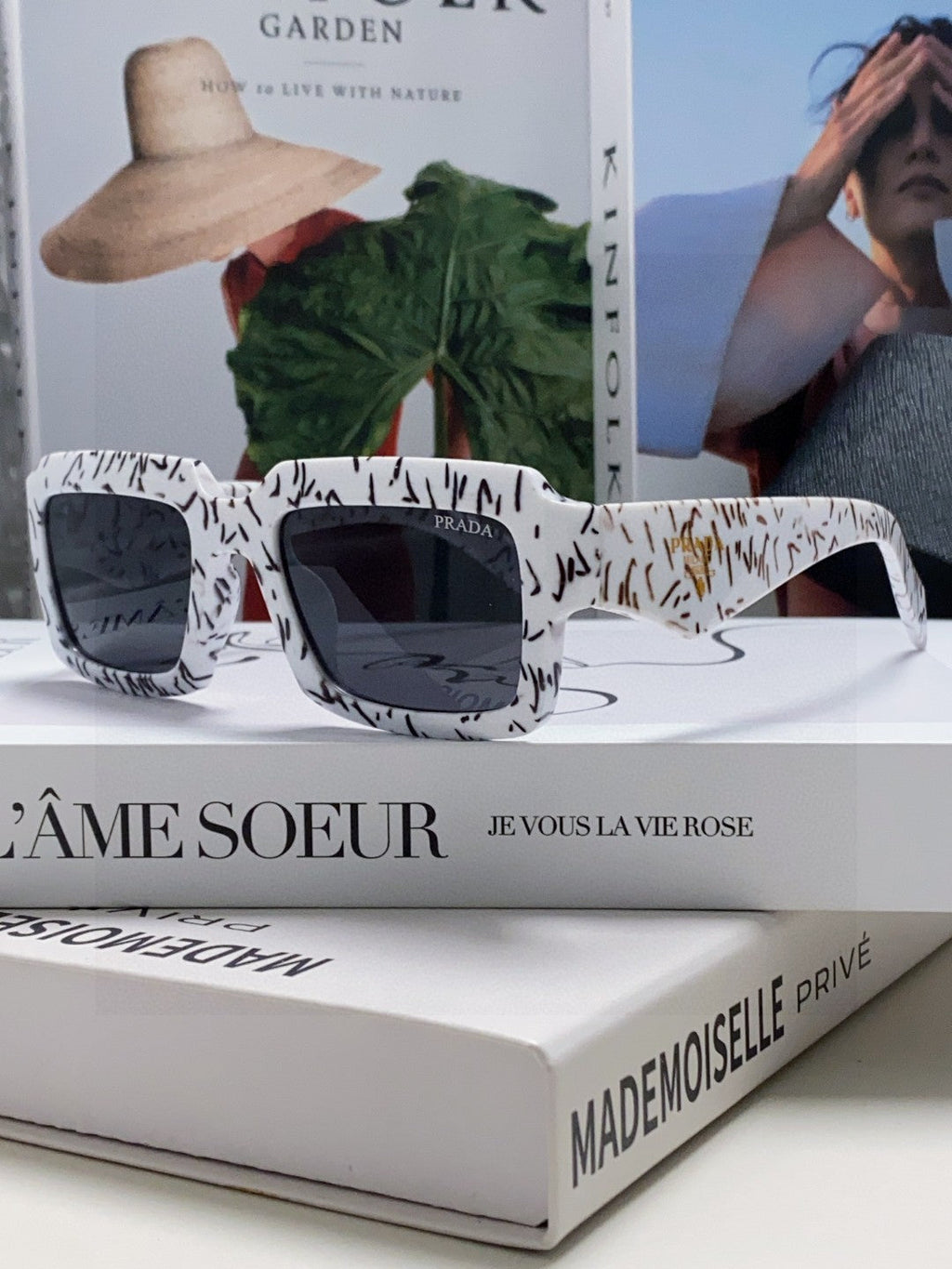 Retro inverted triangle logo sunglasses