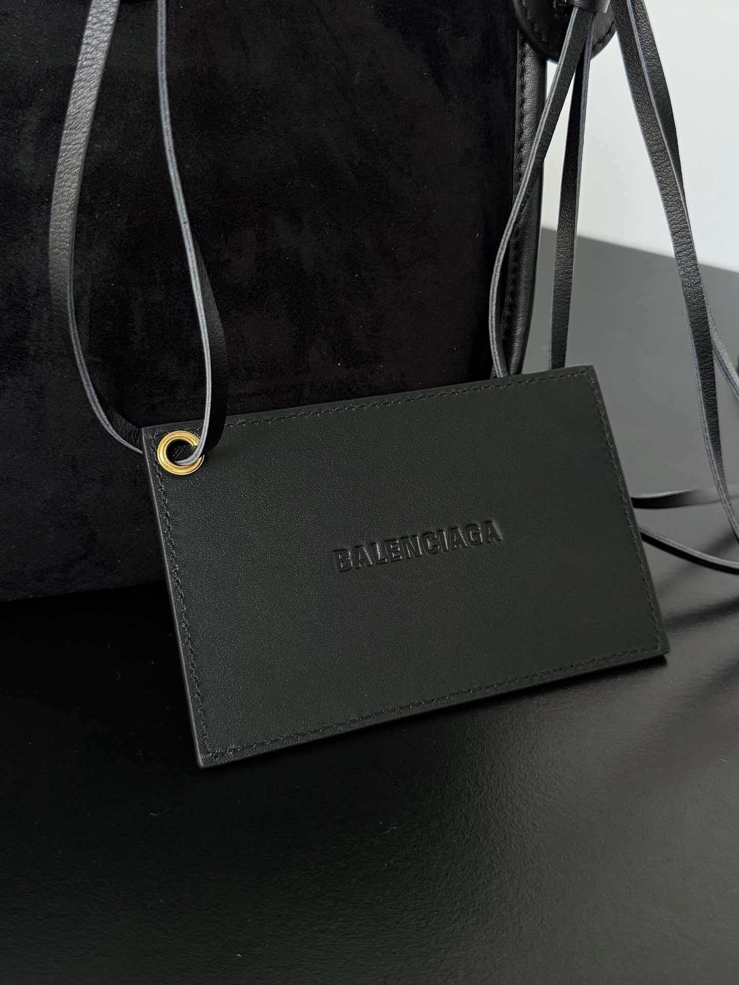 Classic and complex modern style handbag
