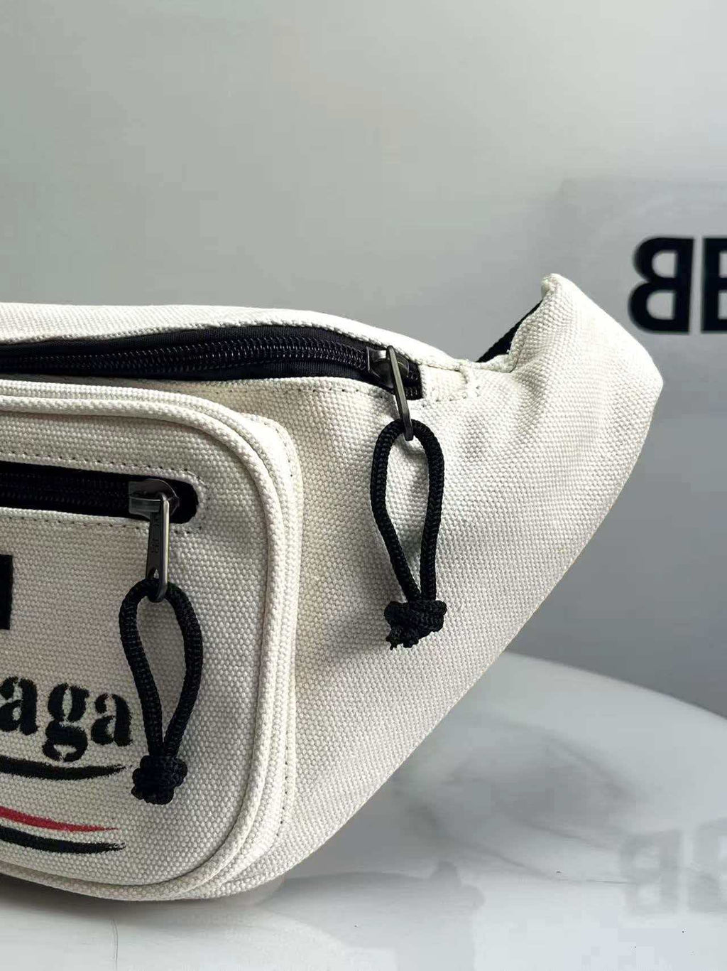 Canvas chest bag waist bag is simple and lightweight