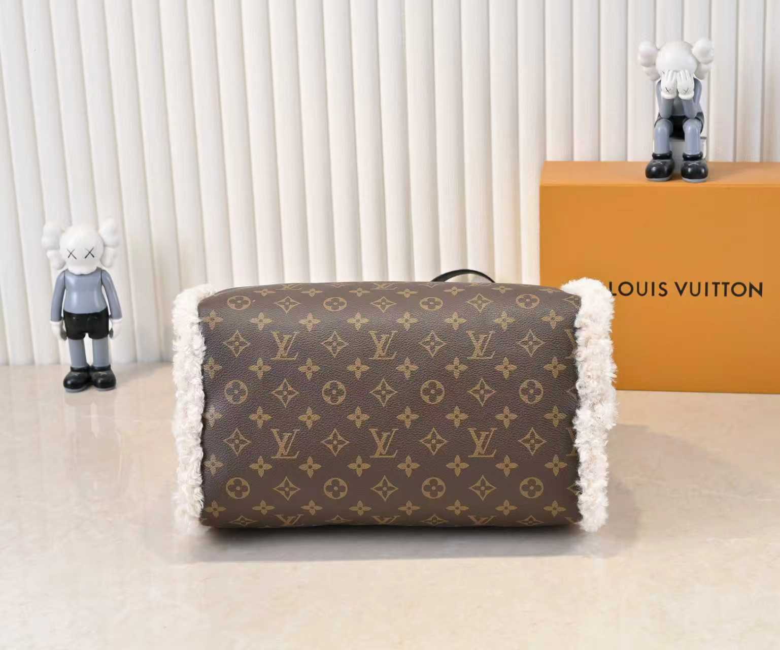 Canvas paired with comfortable wool leather handbag