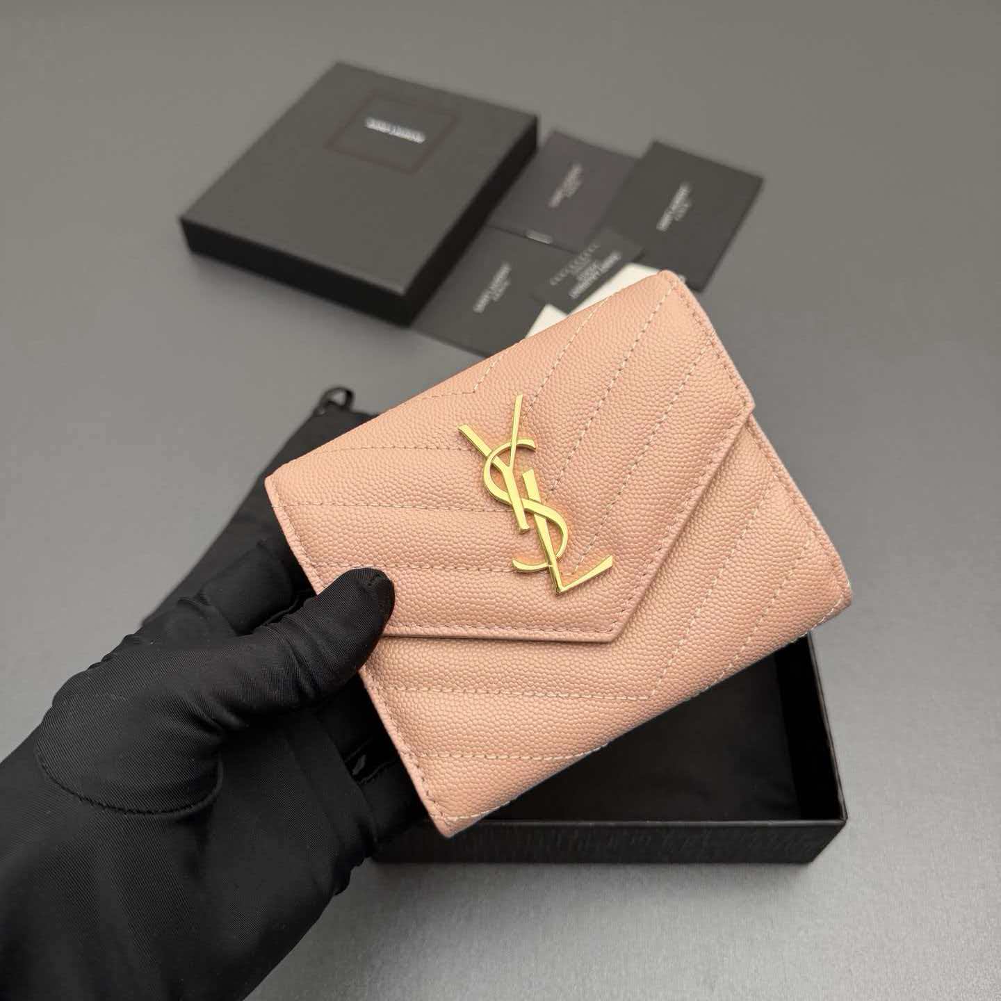 Short grain embossed leather three fold short bag