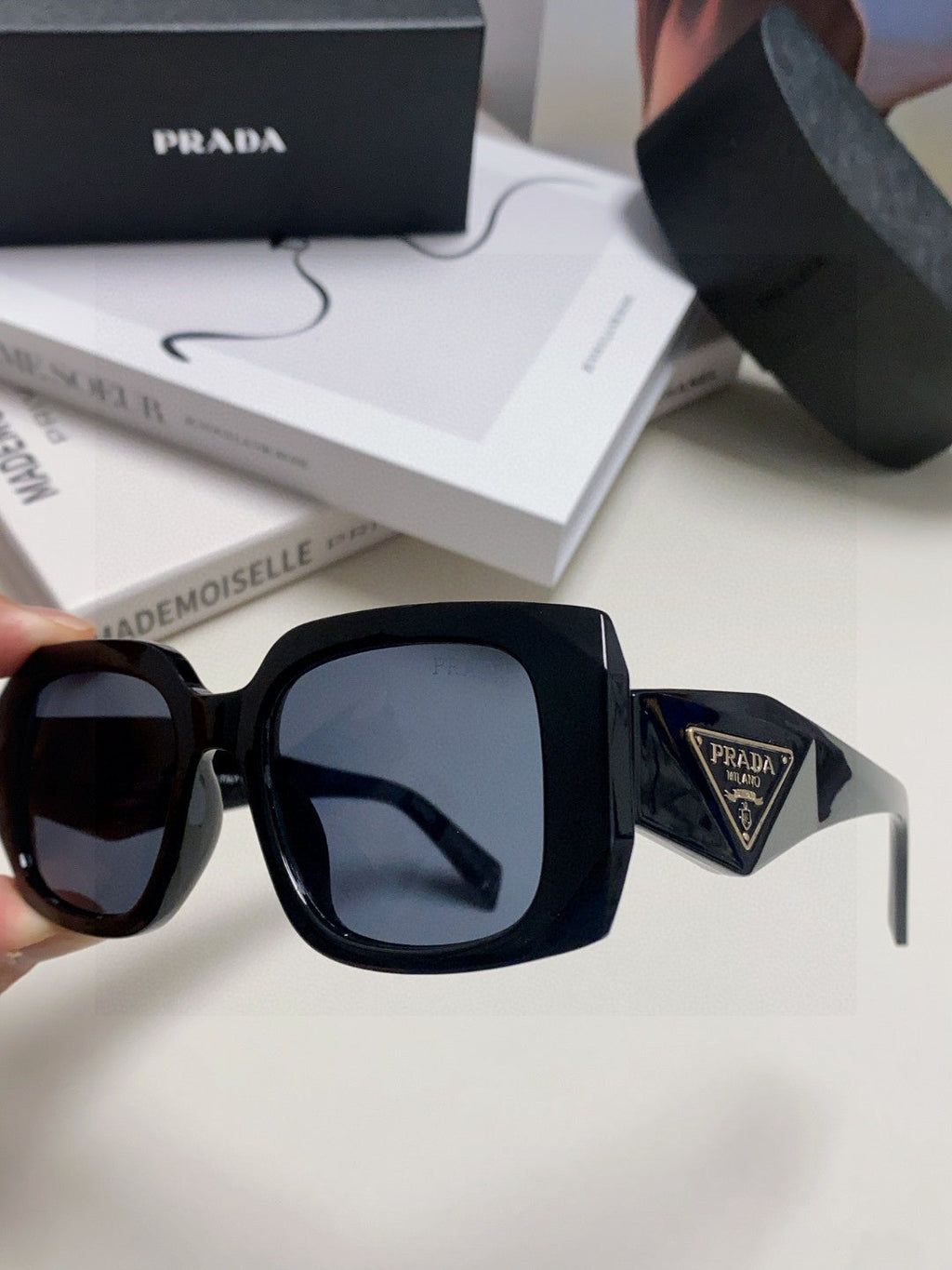 Retro inverted triangle logo sunglasses
