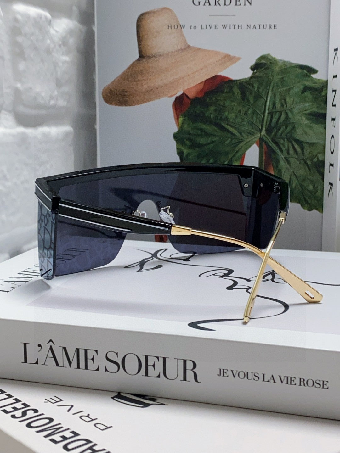 Large frame letter logo fashionable sunglasses