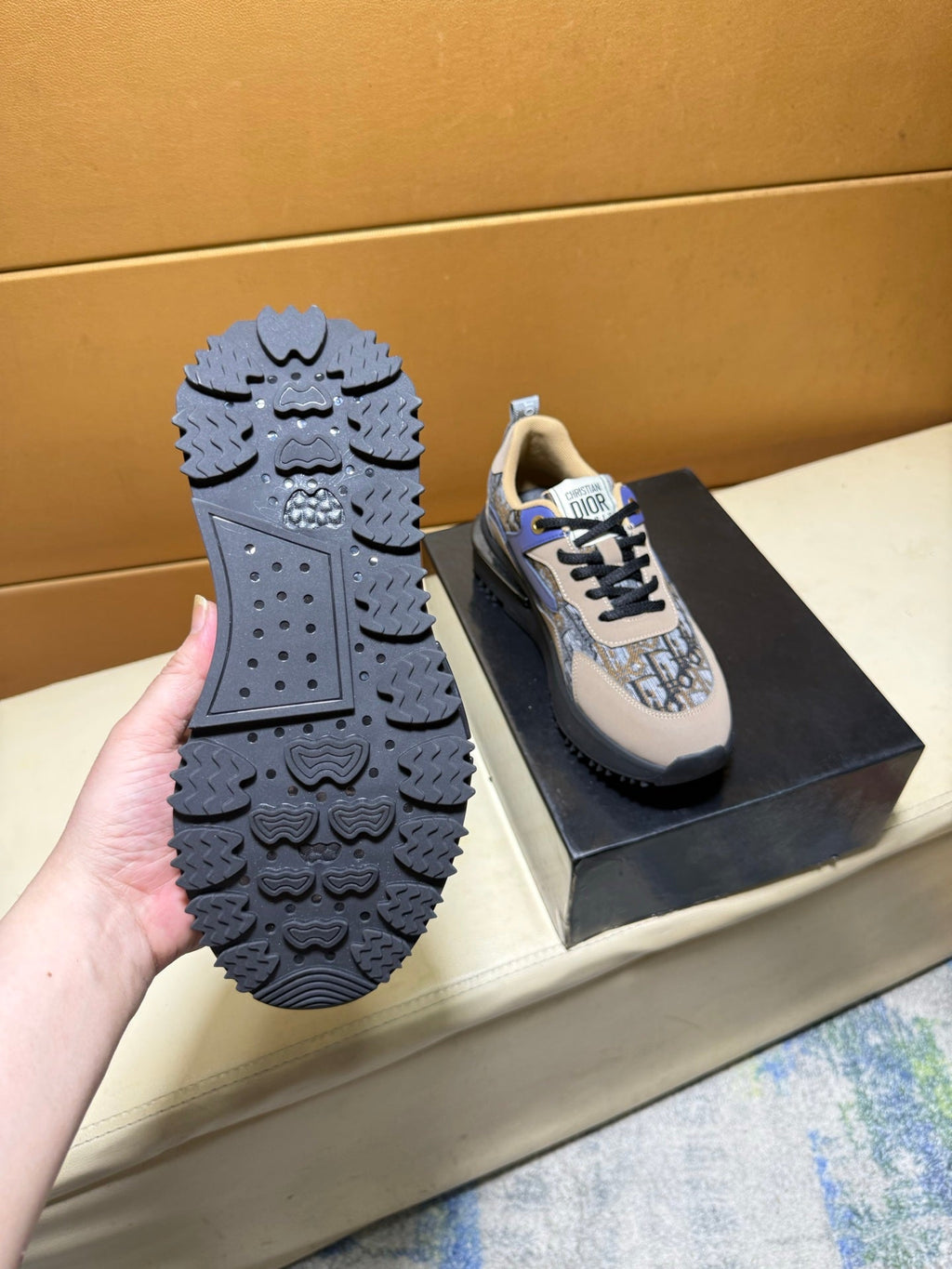 Unique modern style sports shoes