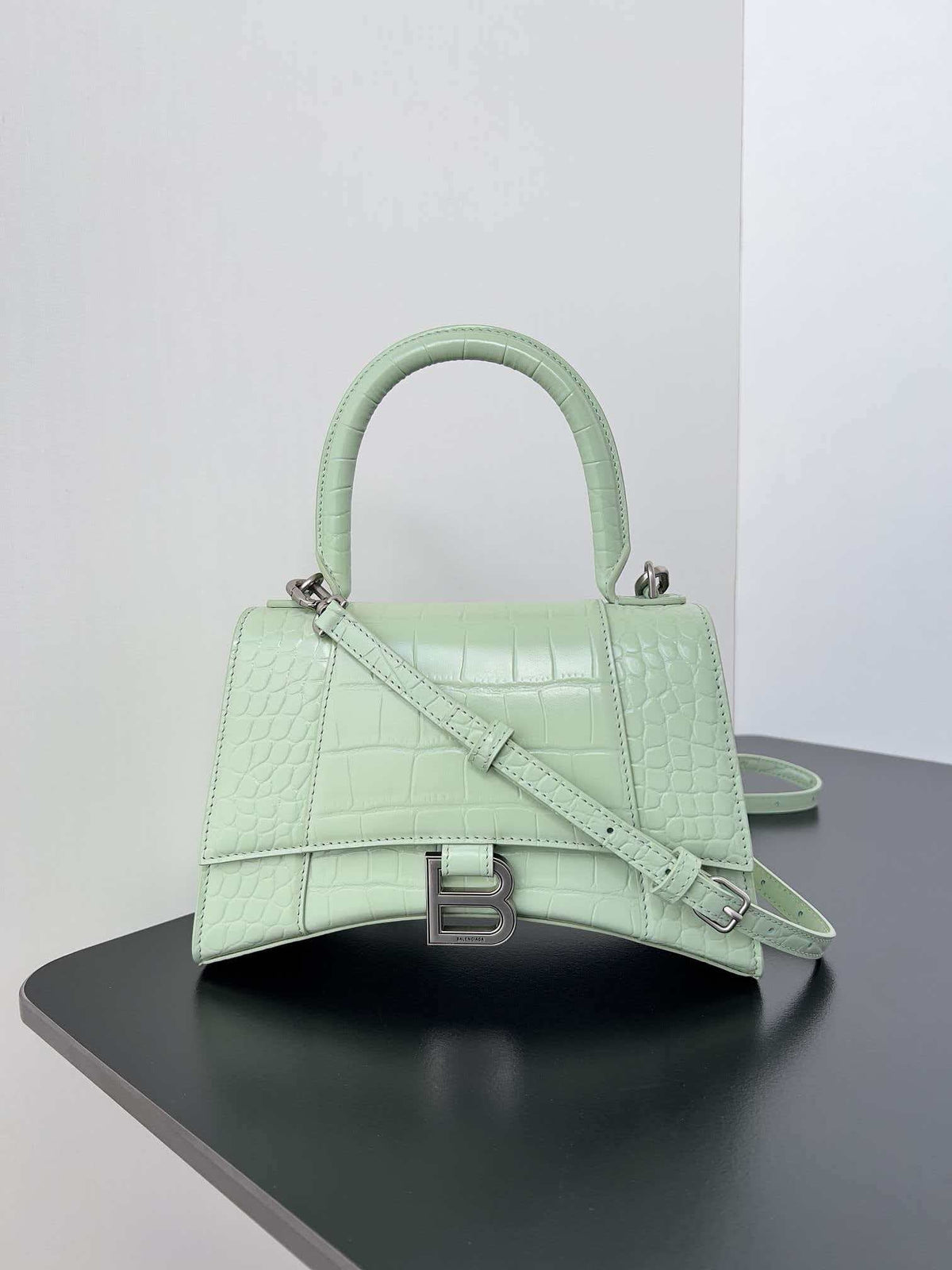 Crocodile patterned white gold buckle shoulder bag