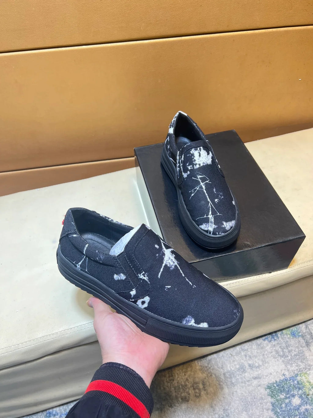 Modern style sports shoes