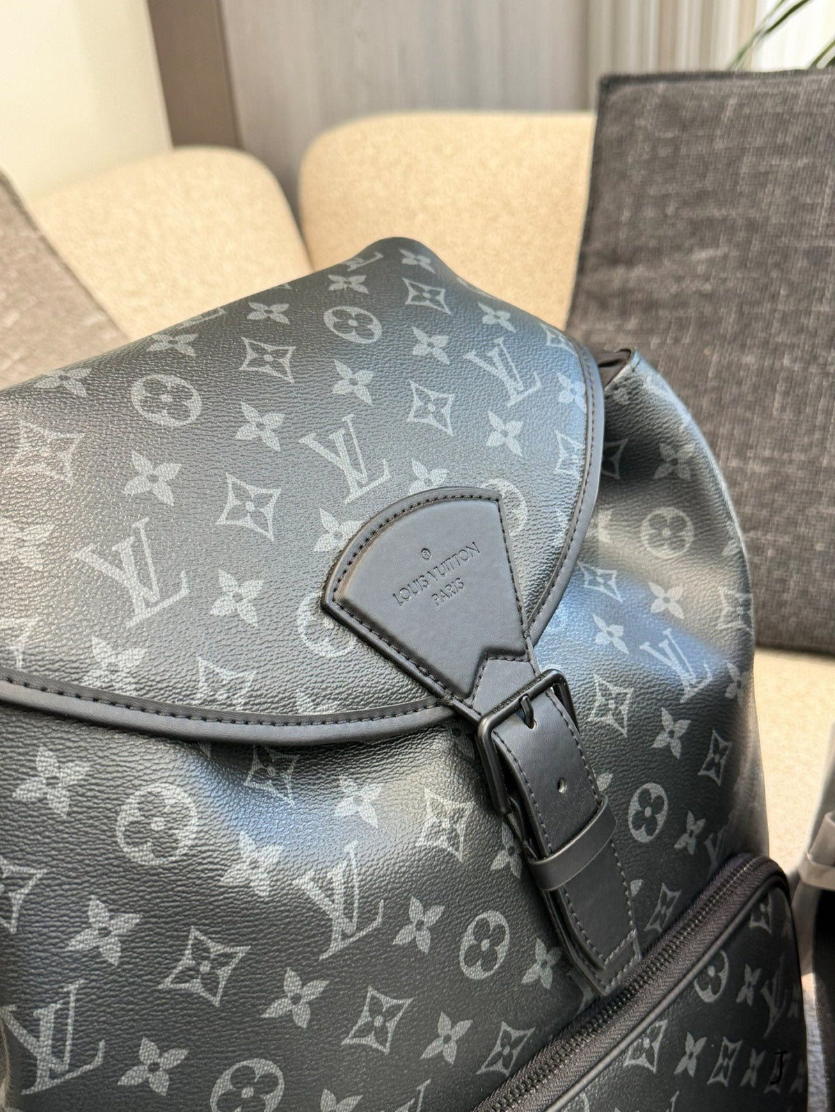 Belt buckle black flower/embossed backpack