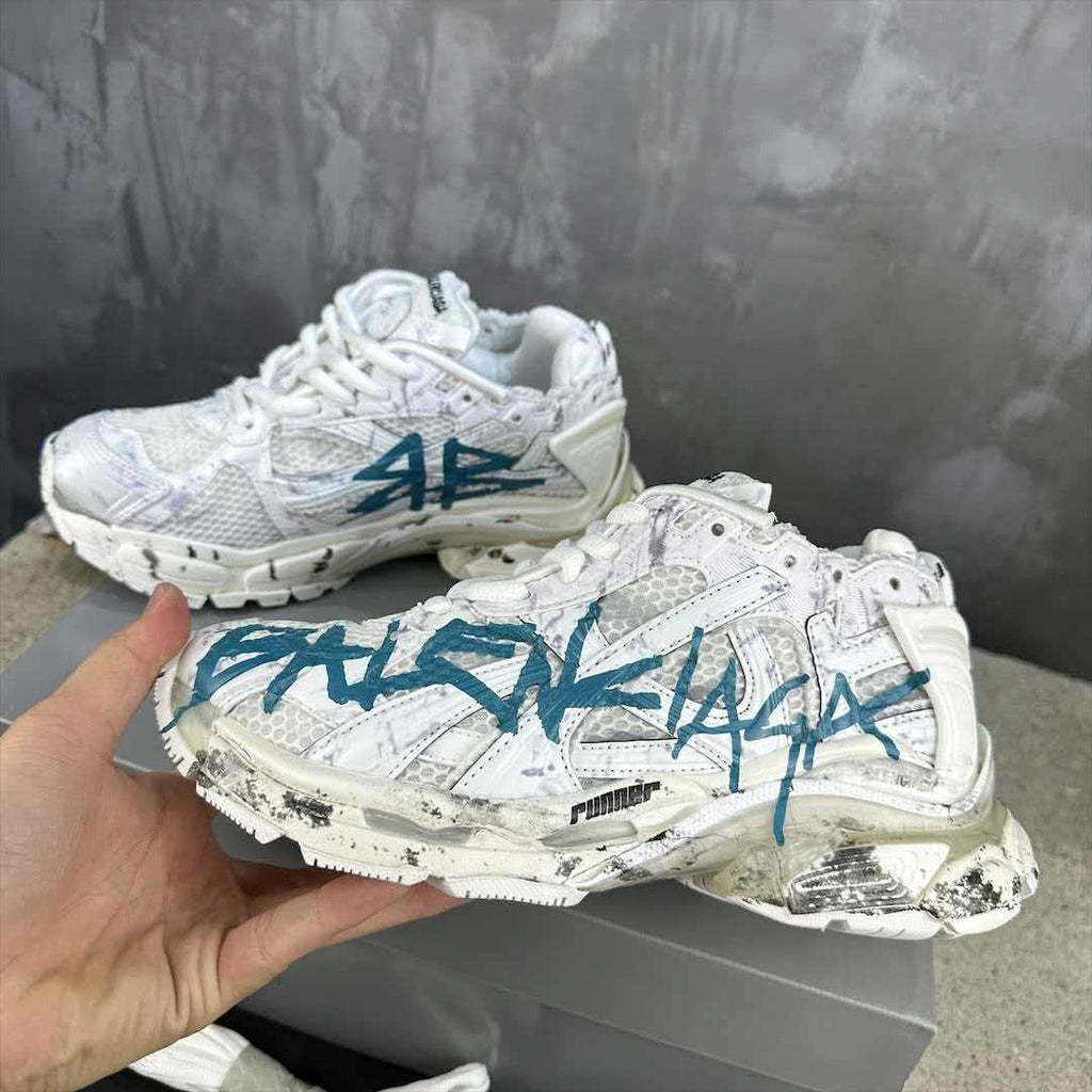 Wear and tear style sports shoes