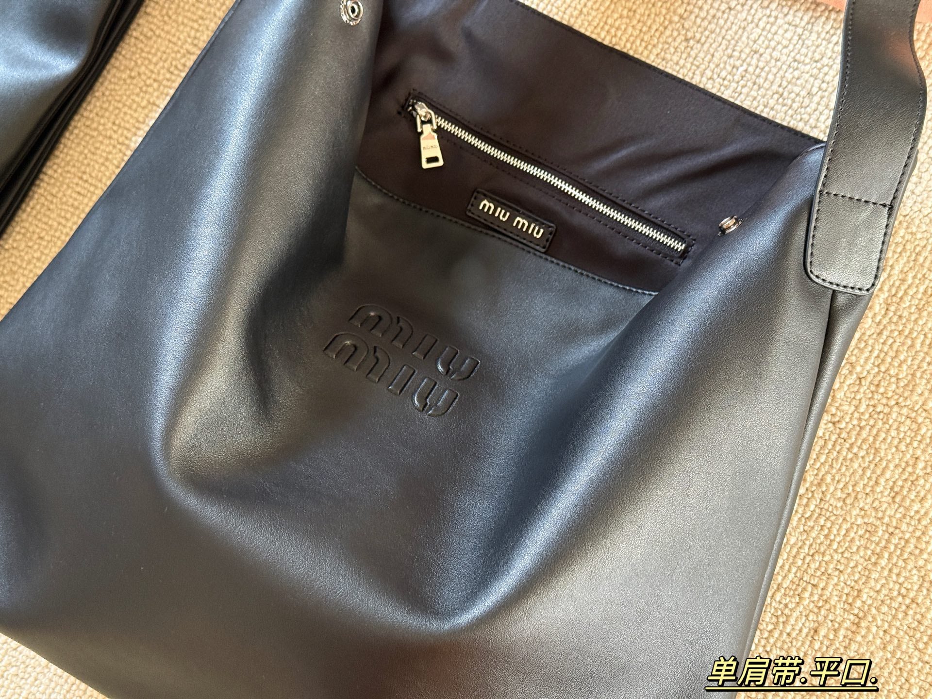 Flat mouth vertical tote bag