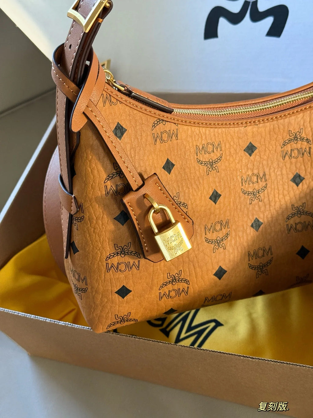 Bull horn armpit bag