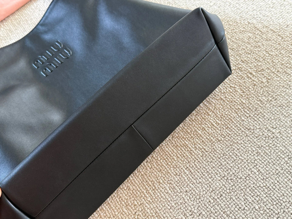 Vertical trapezoidal tote bag