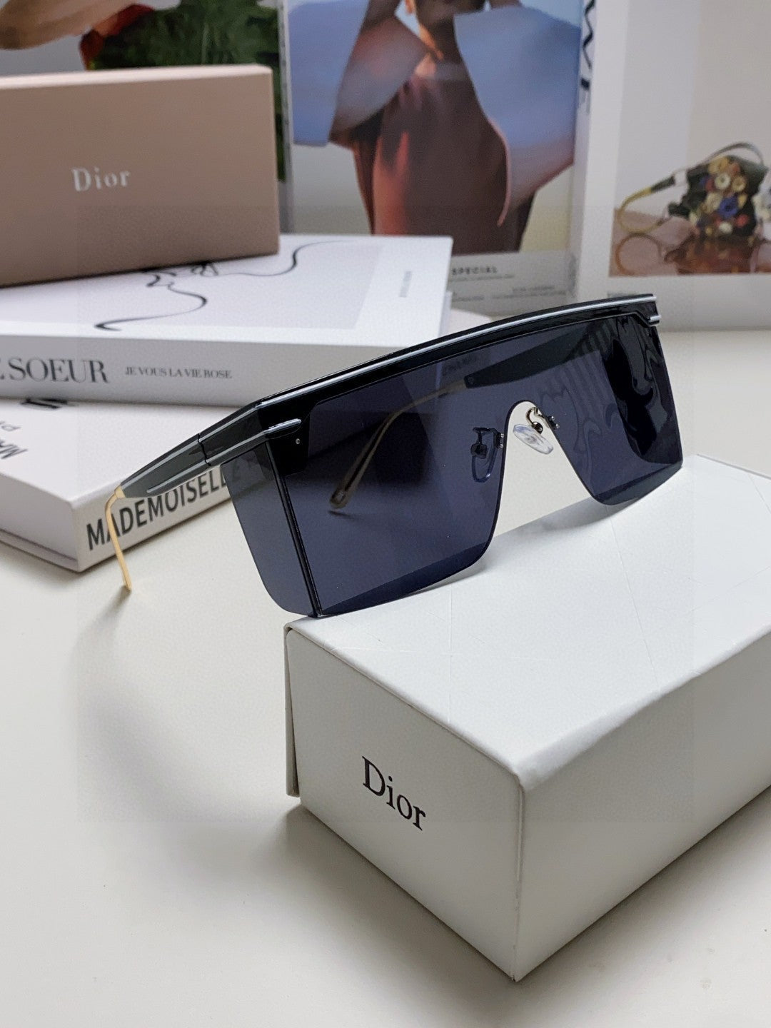 Large frame letter logo fashionable sunglasses