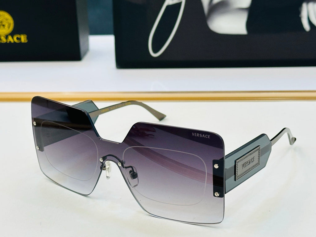 Fashionable large square sunglasses