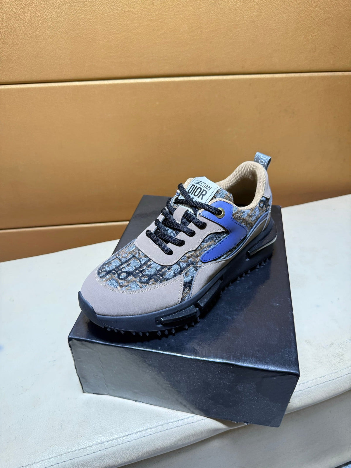 Unique modern style sports shoes