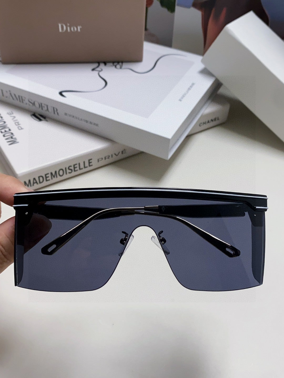 Large frame letter logo fashionable sunglasses