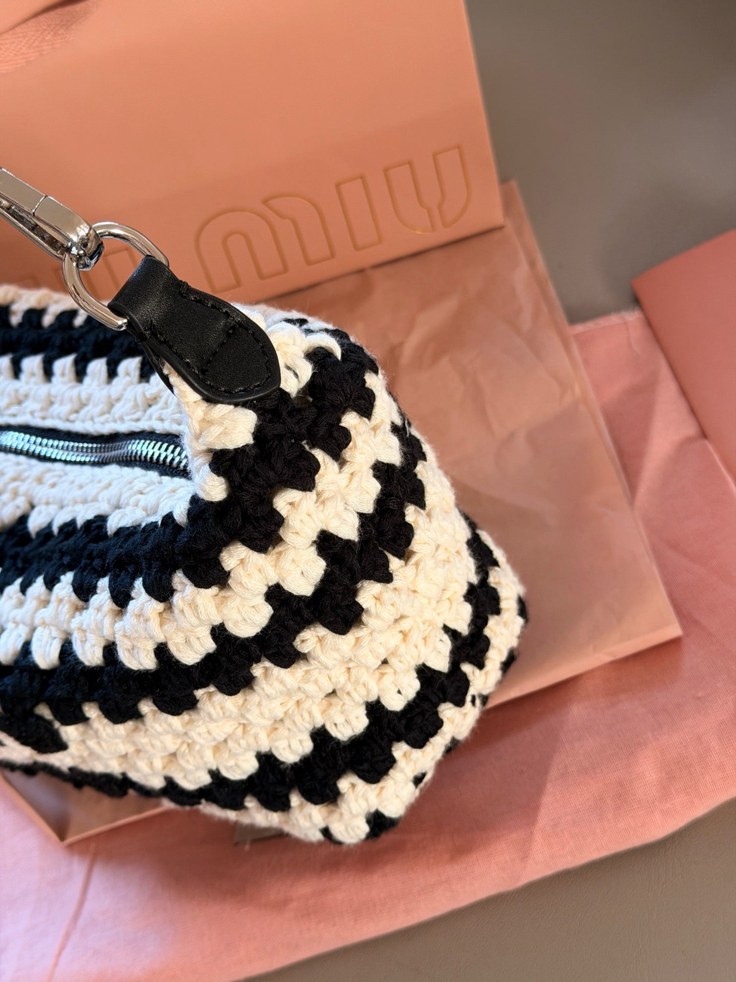 Black and white woven lunch box bag