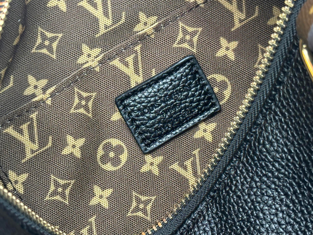Travel handbag