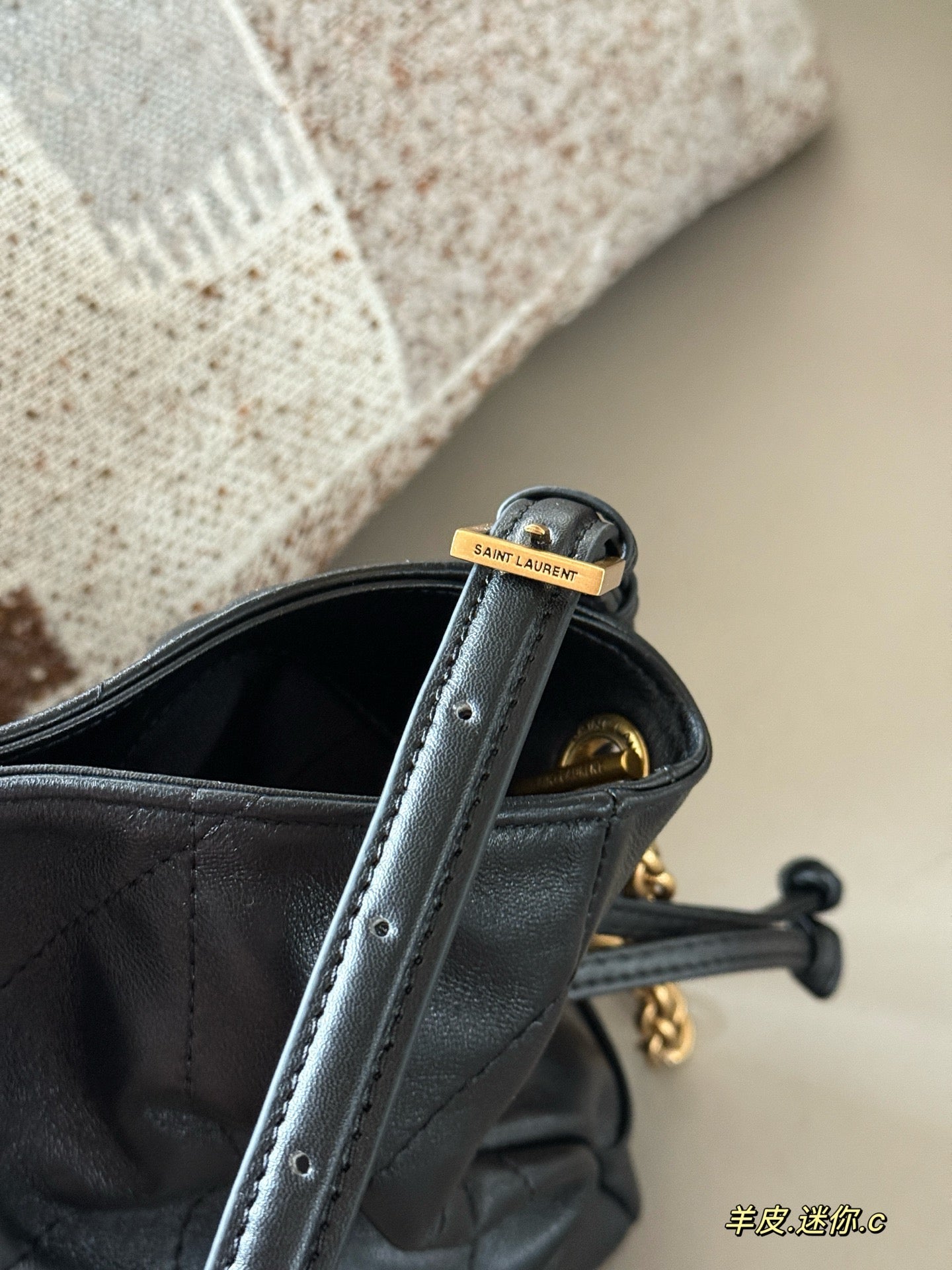 Triangular drawstring tote bag made of sheepskin