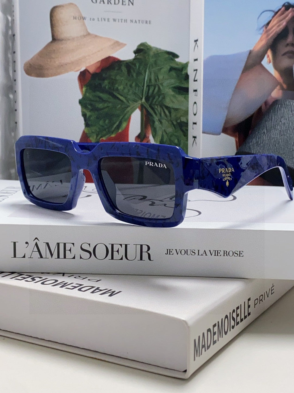 Retro inverted triangle logo sunglasses