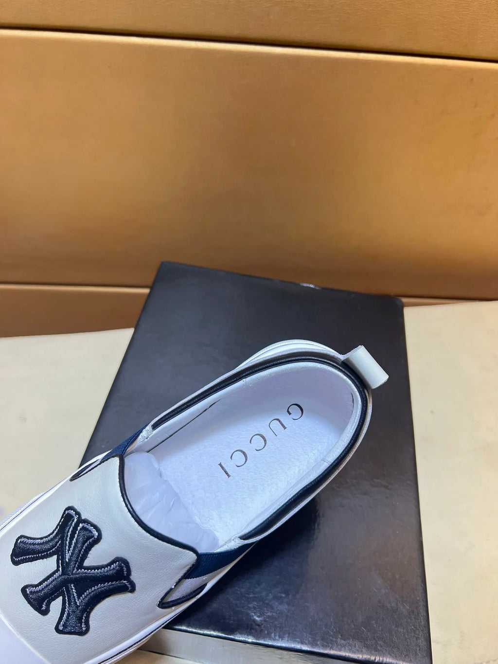 Modern style sports men's shoes