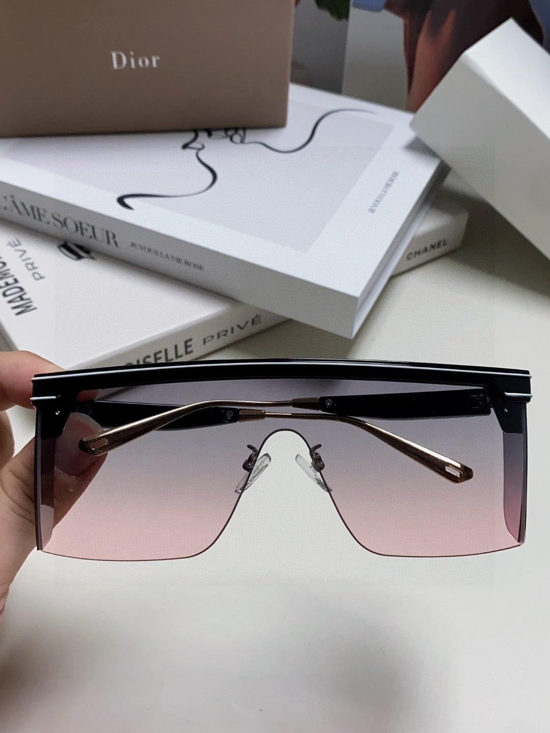 Large frame letter logo fashionable sunglasses