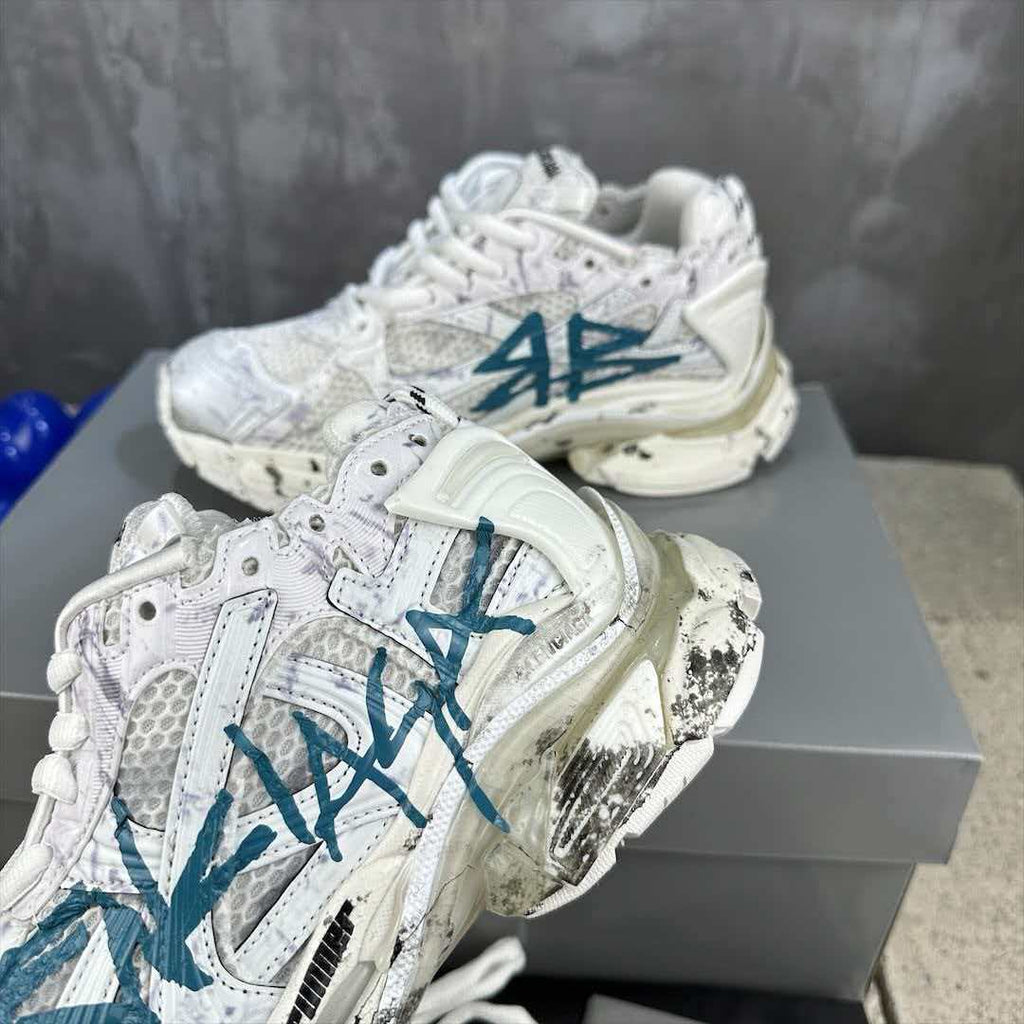 Wear and tear style sports shoes