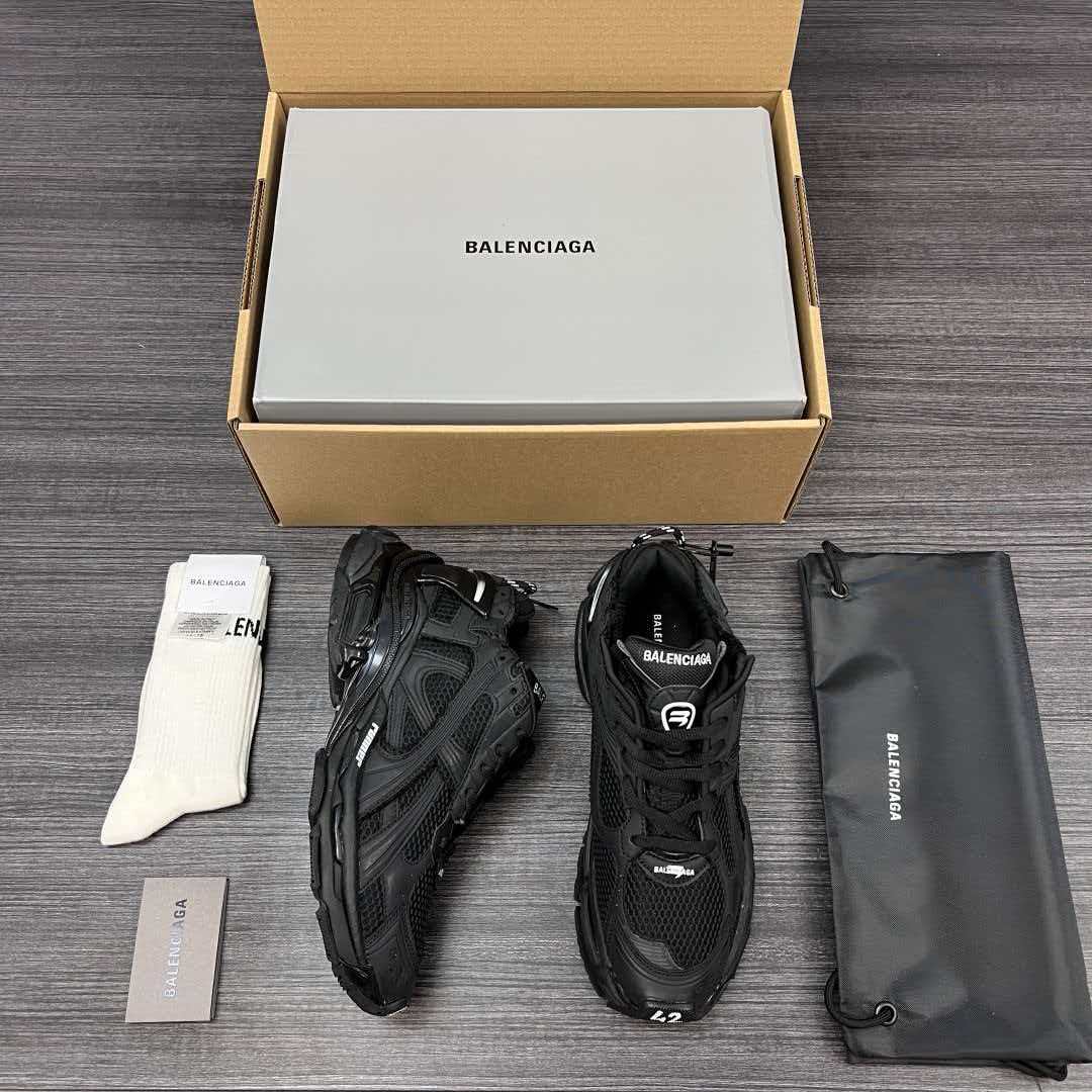 Retro sports shoe style for both men and women