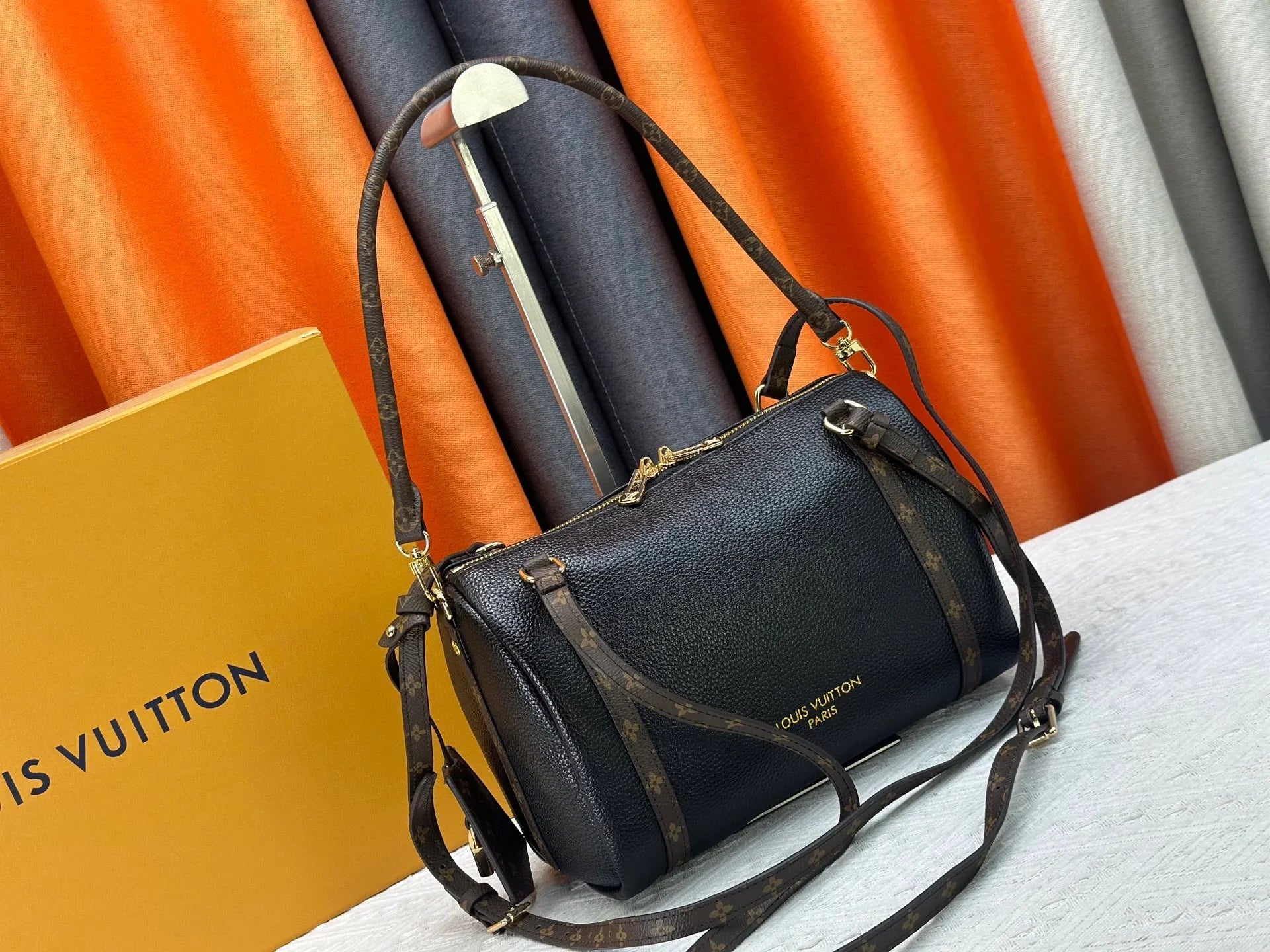 Travel handbag