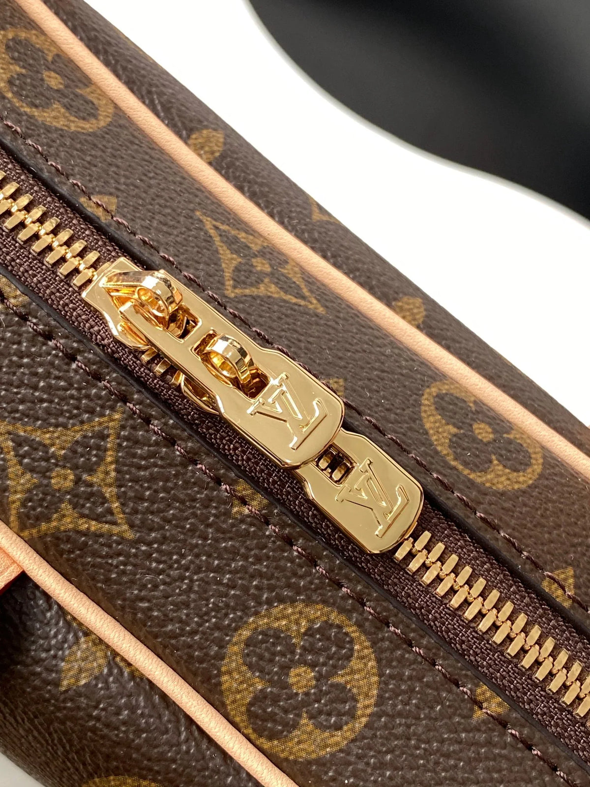 Dynamic 163c chip retro handbag
