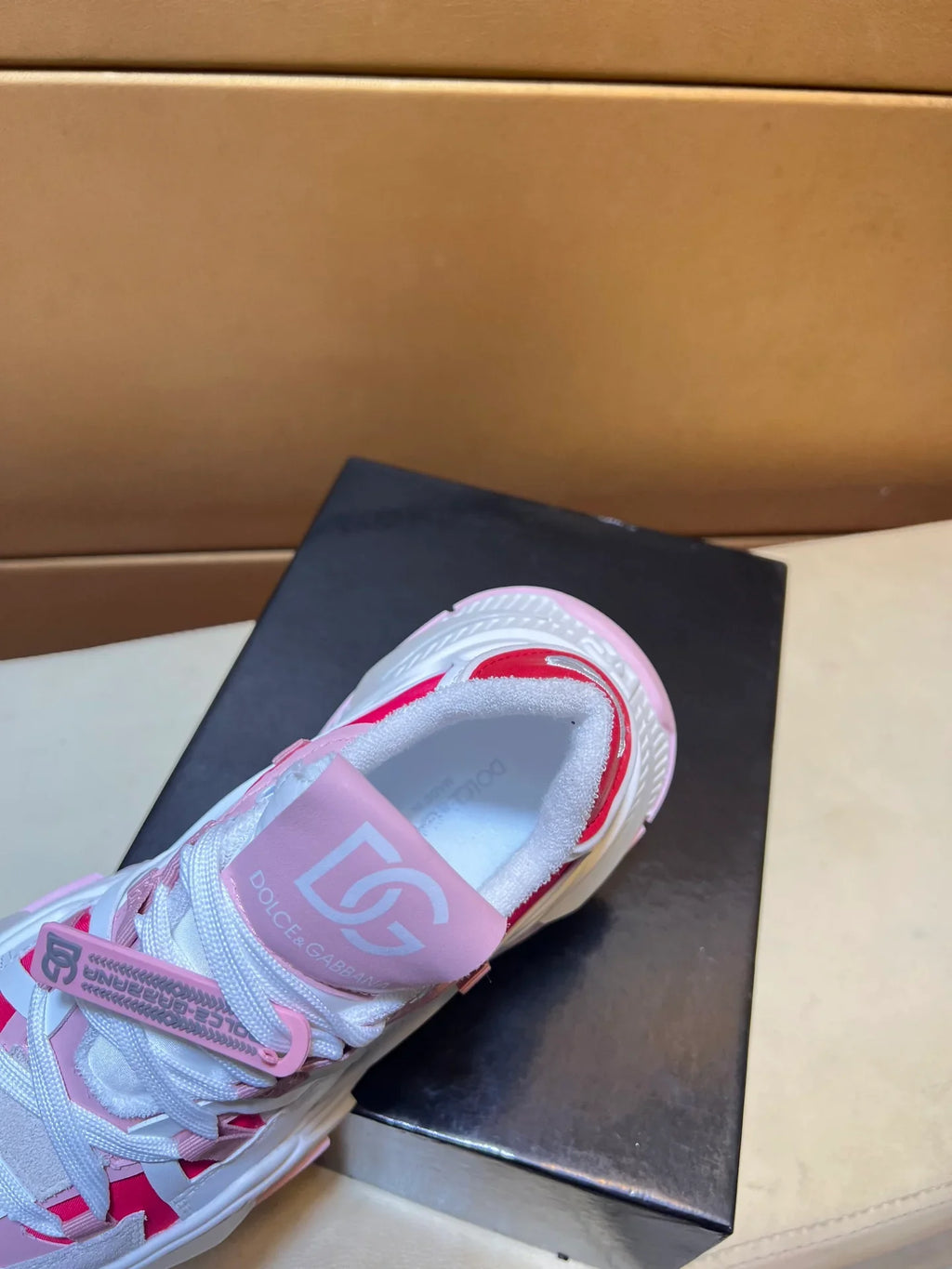 Unique modern style sports shoes