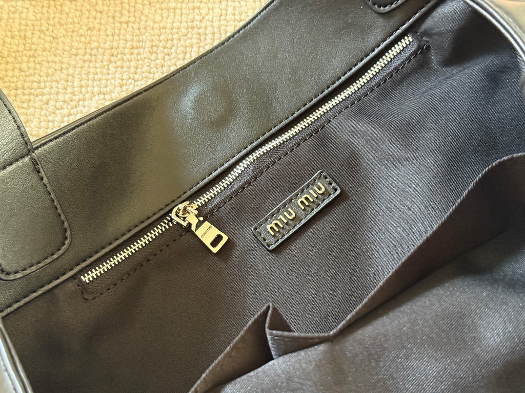 Vertical trapezoidal tote bag