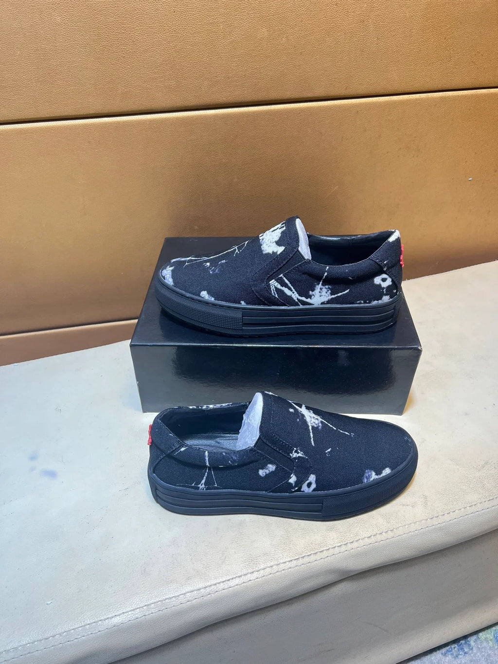 Modern style sports shoes