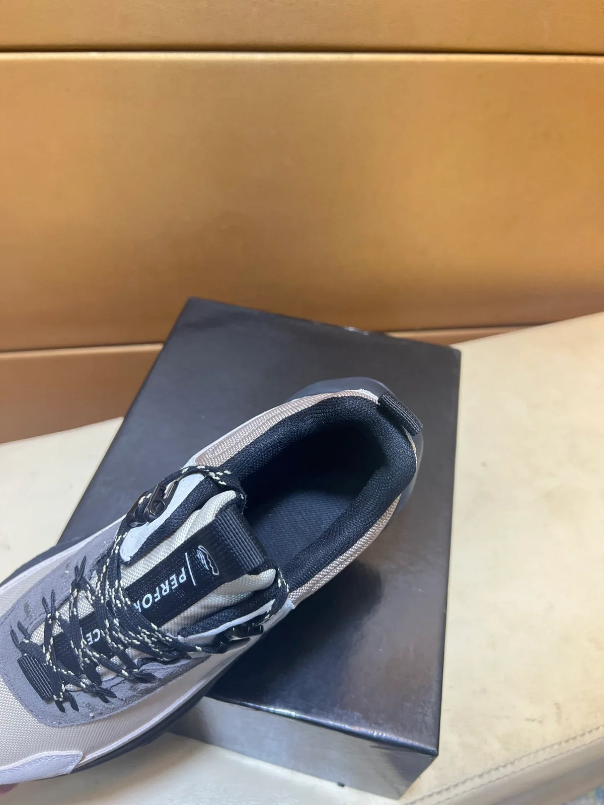 Low cut outdoor casual shoes