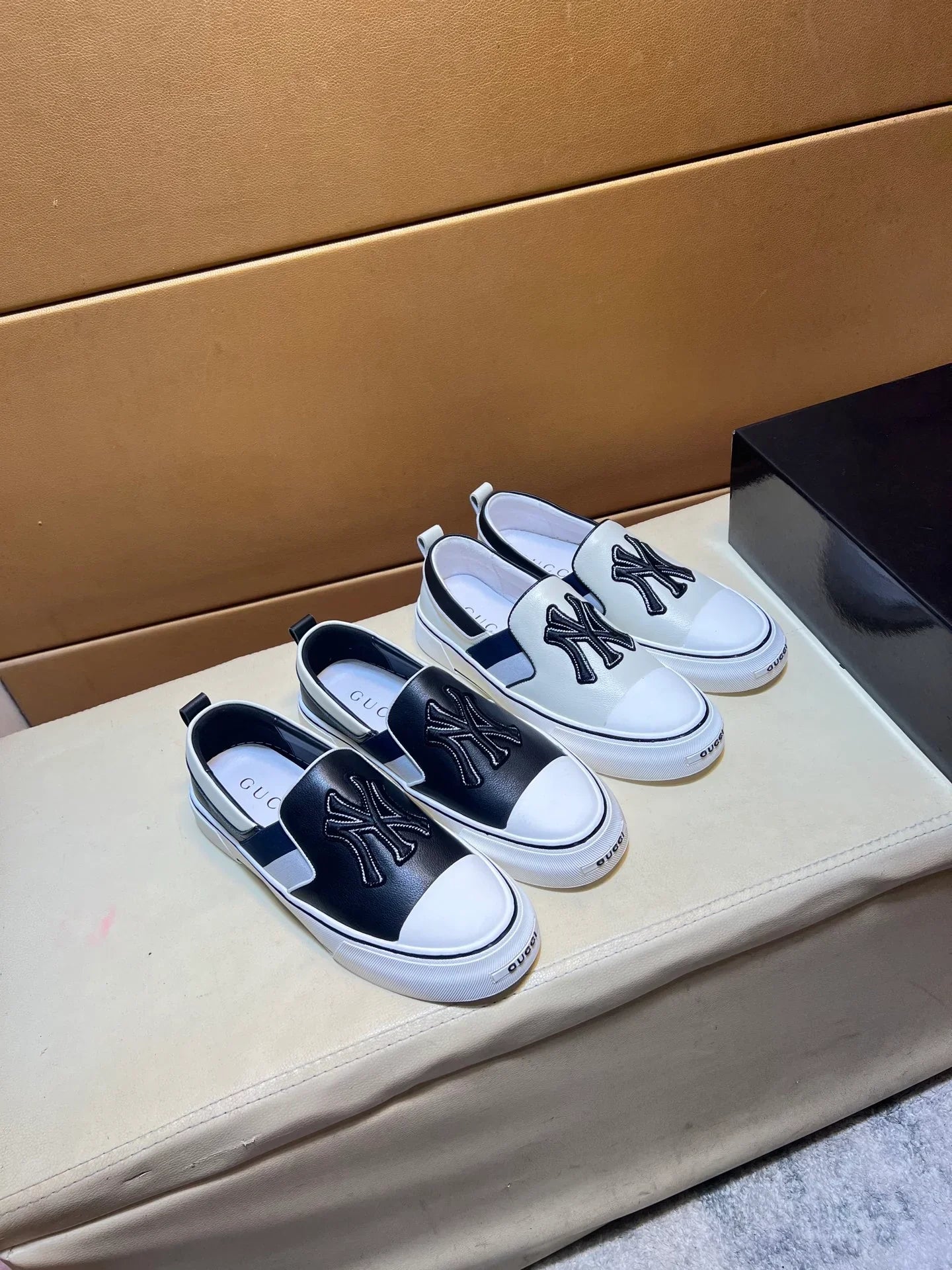 Modern style sports men's shoes