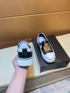 Modern style sports men's shoes