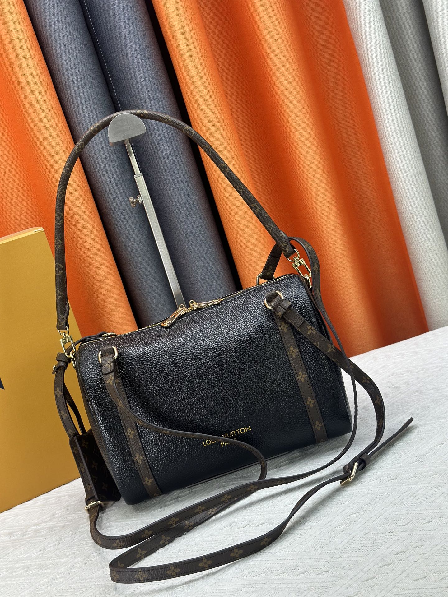 Travel handbag