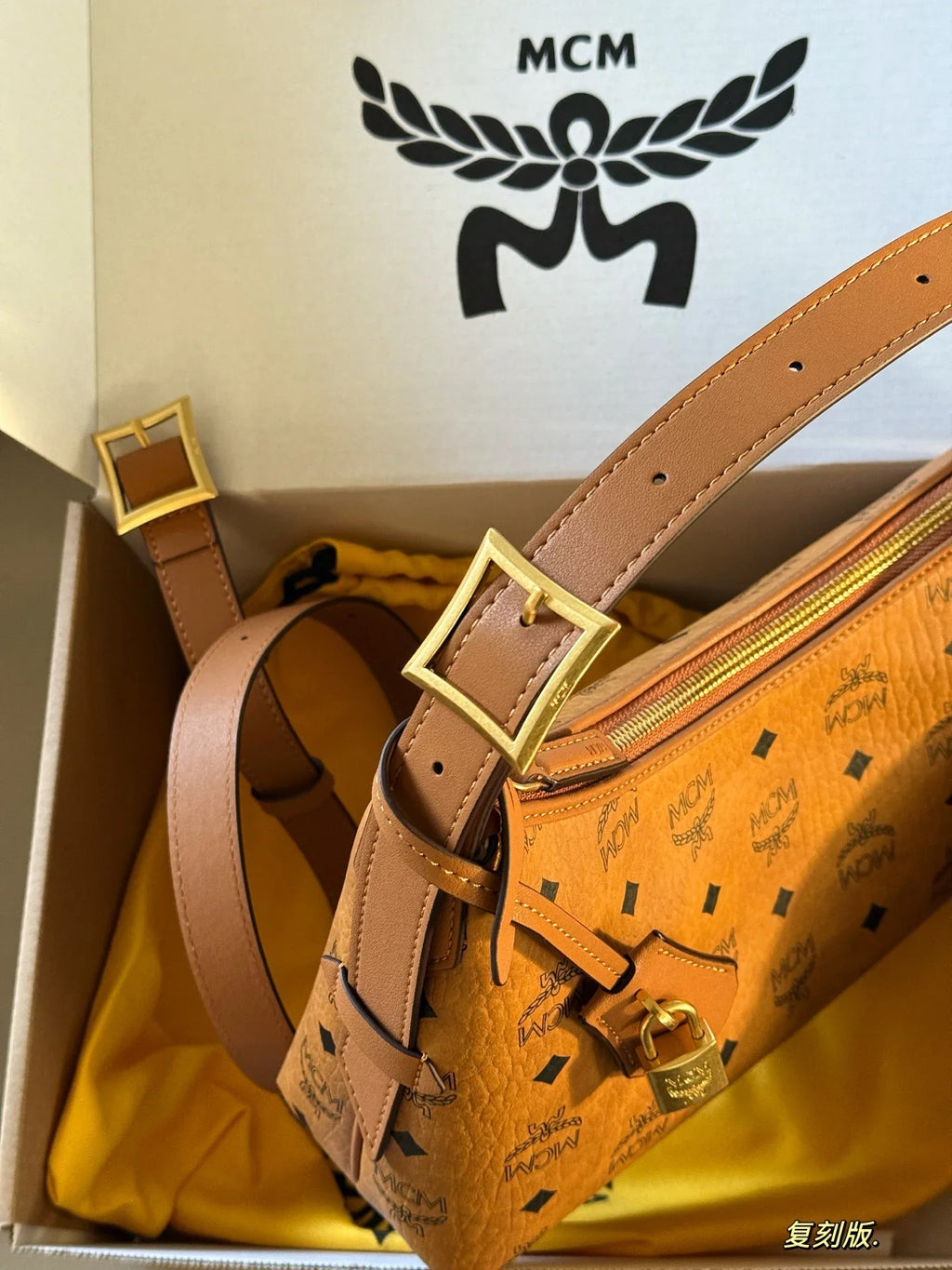 Bull horn armpit bag