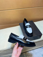 Modern style sports shoes