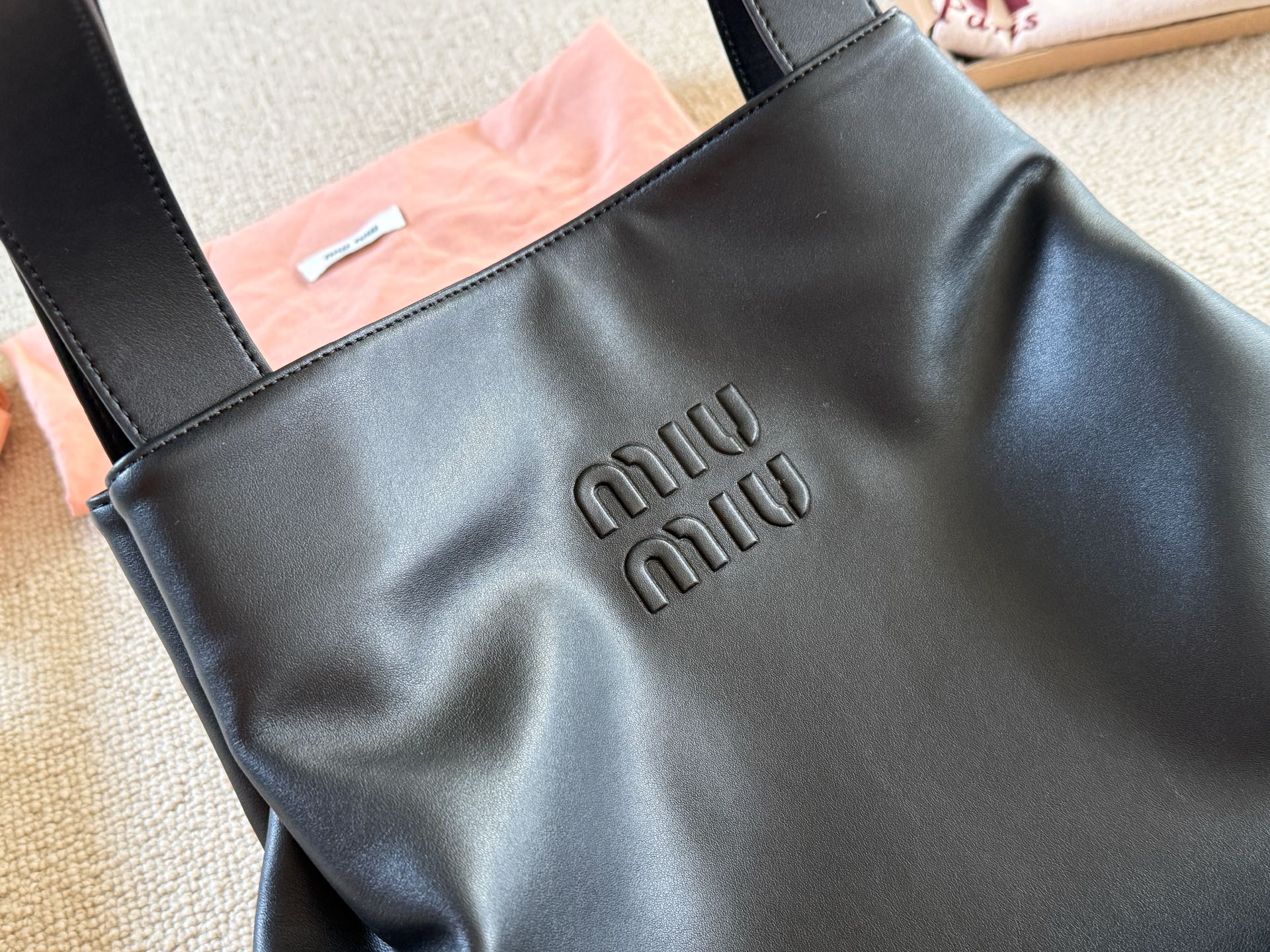 Vertical trapezoidal tote bag
