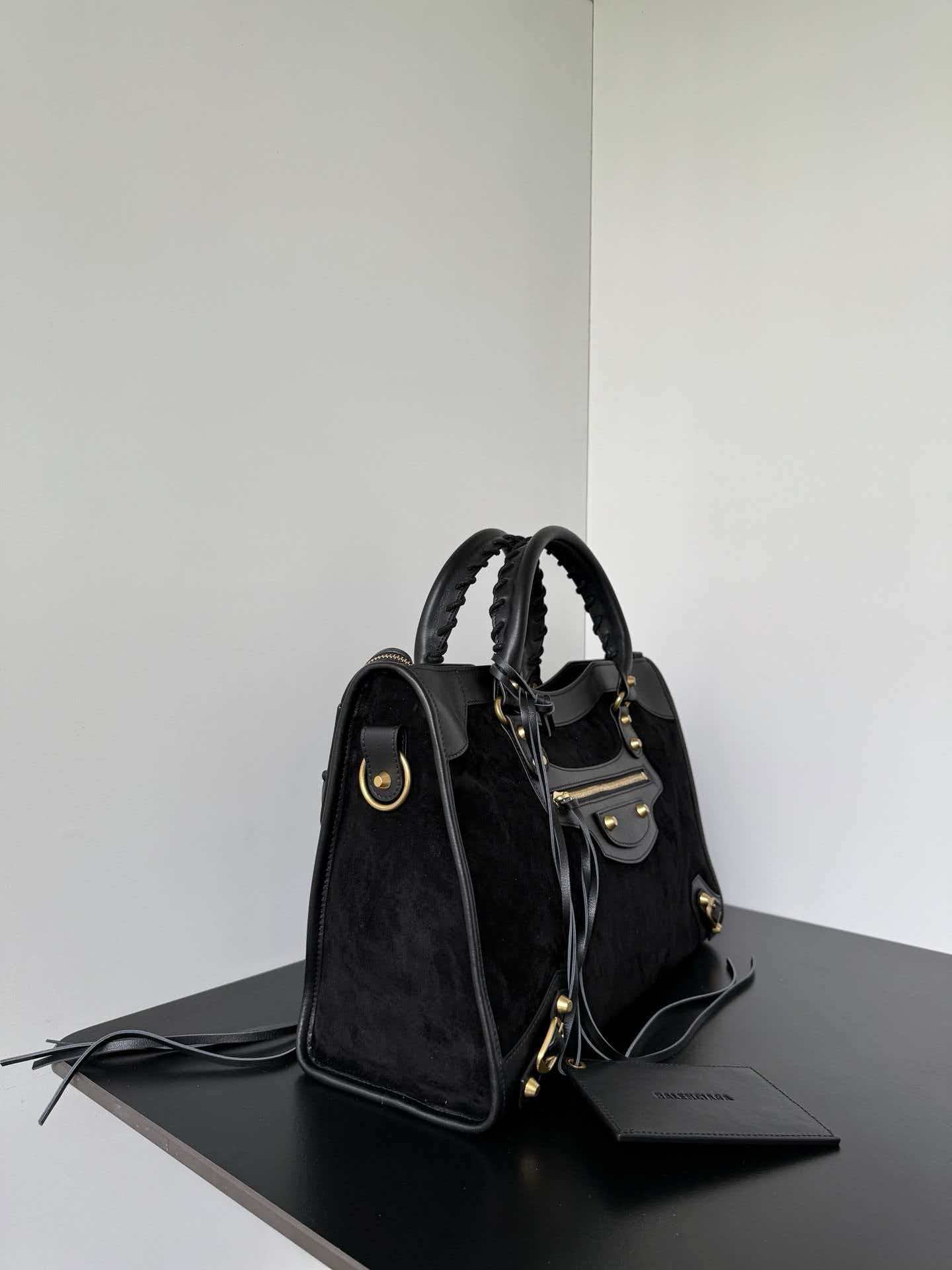 Classic and complex modern style handbag