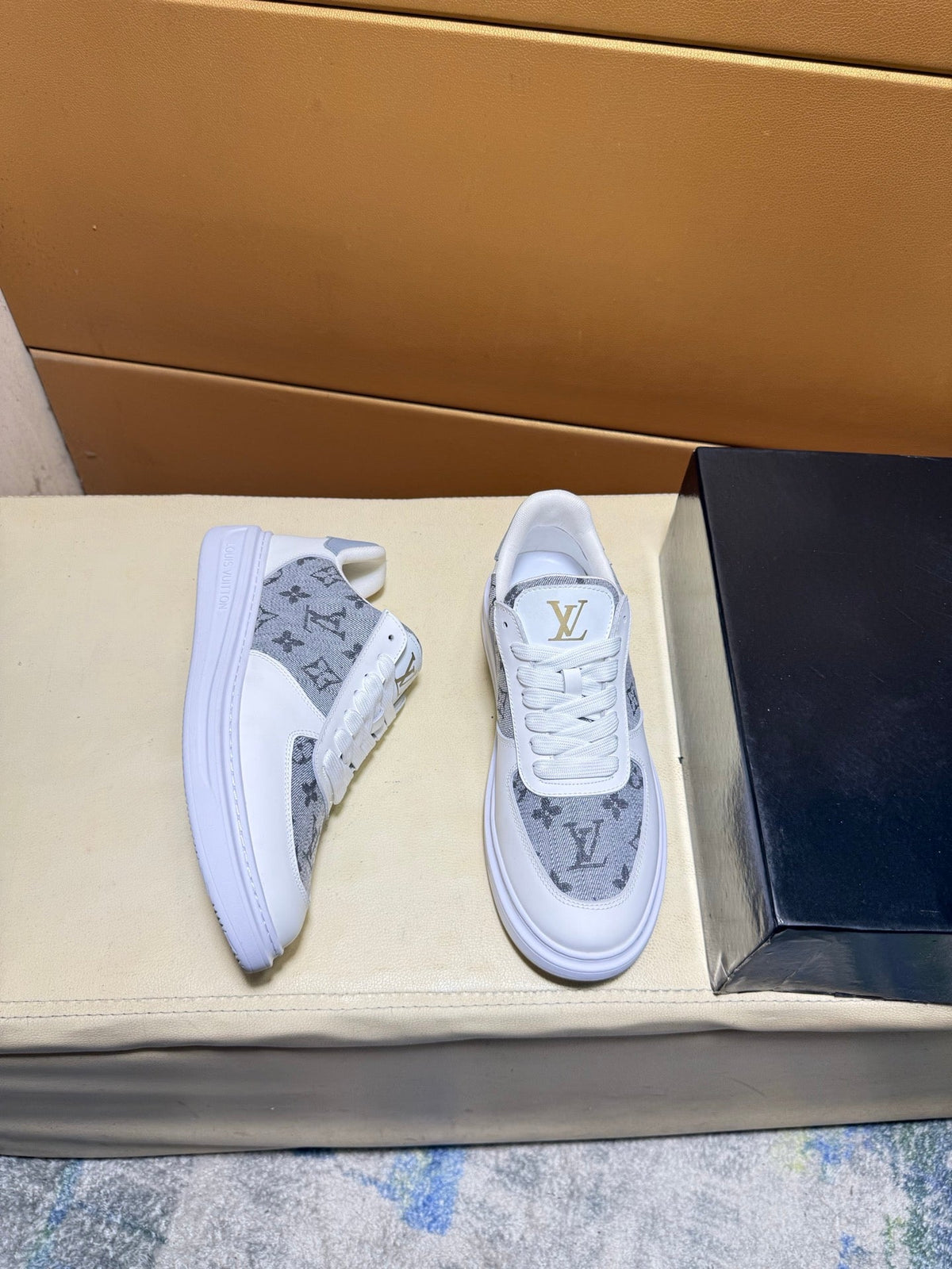 Unique modern style sports shoes