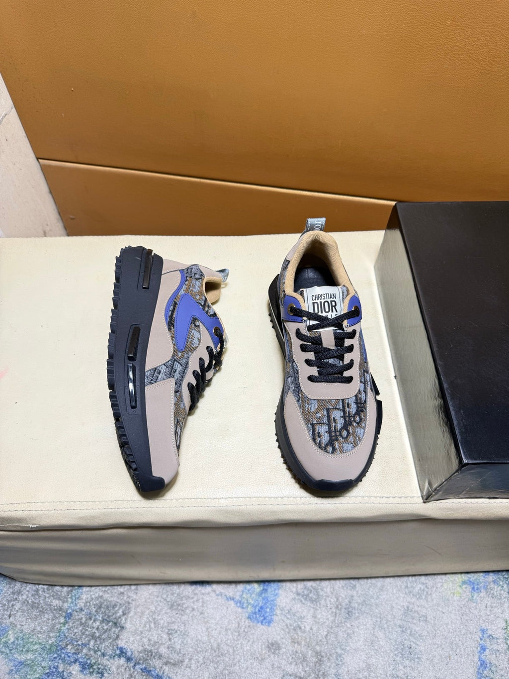 Unique modern style sports shoes
