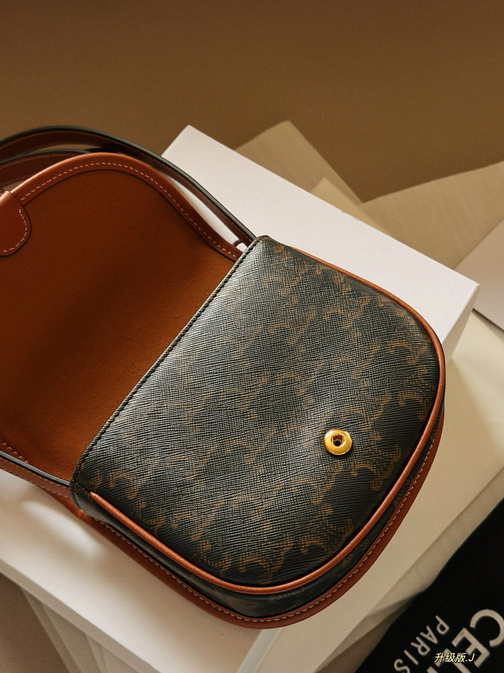 Small label saddle bag