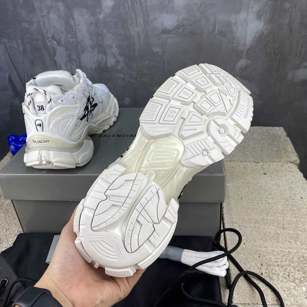 Wear and tear style sports shoes