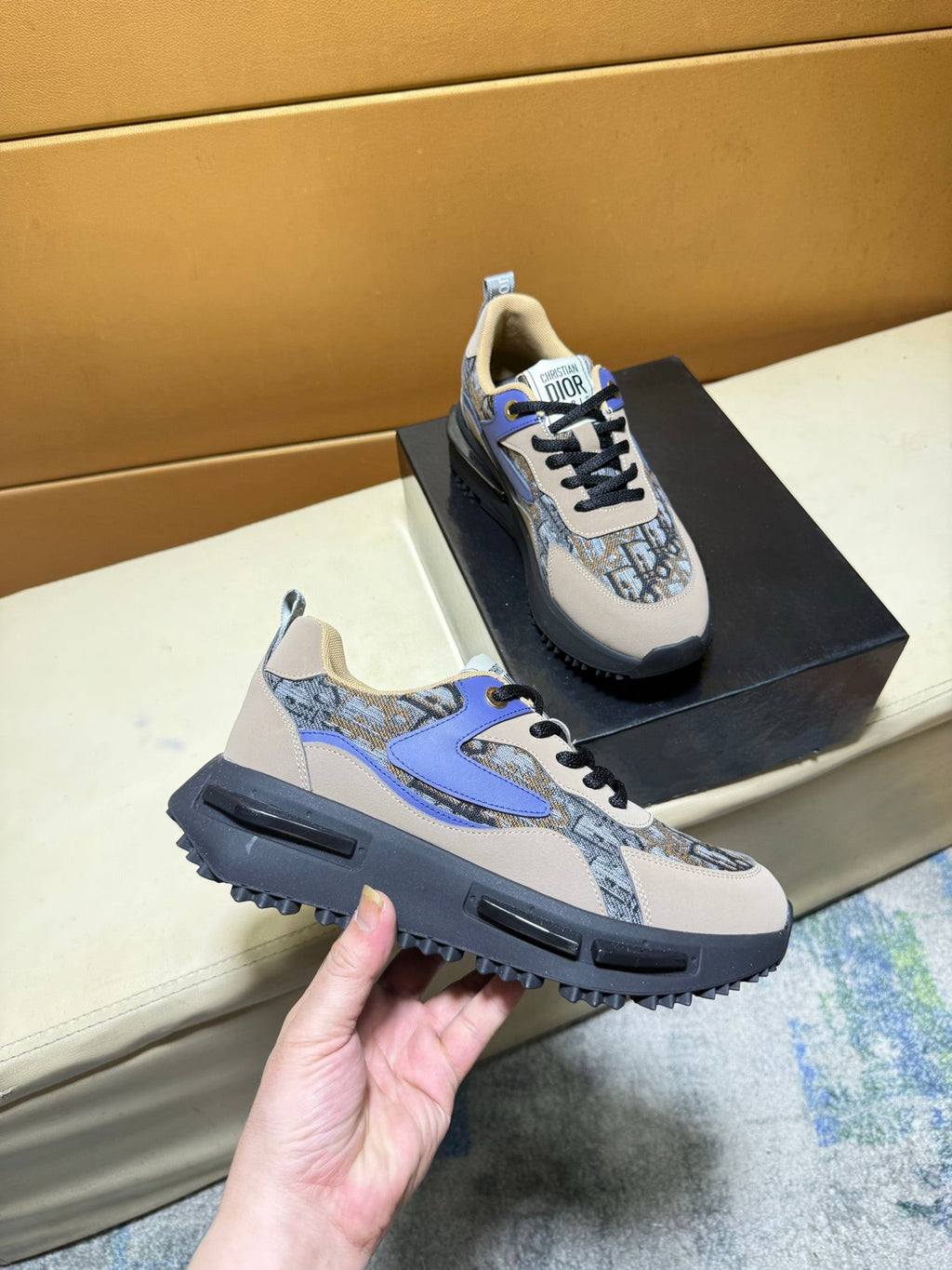 Unique modern style sports shoes